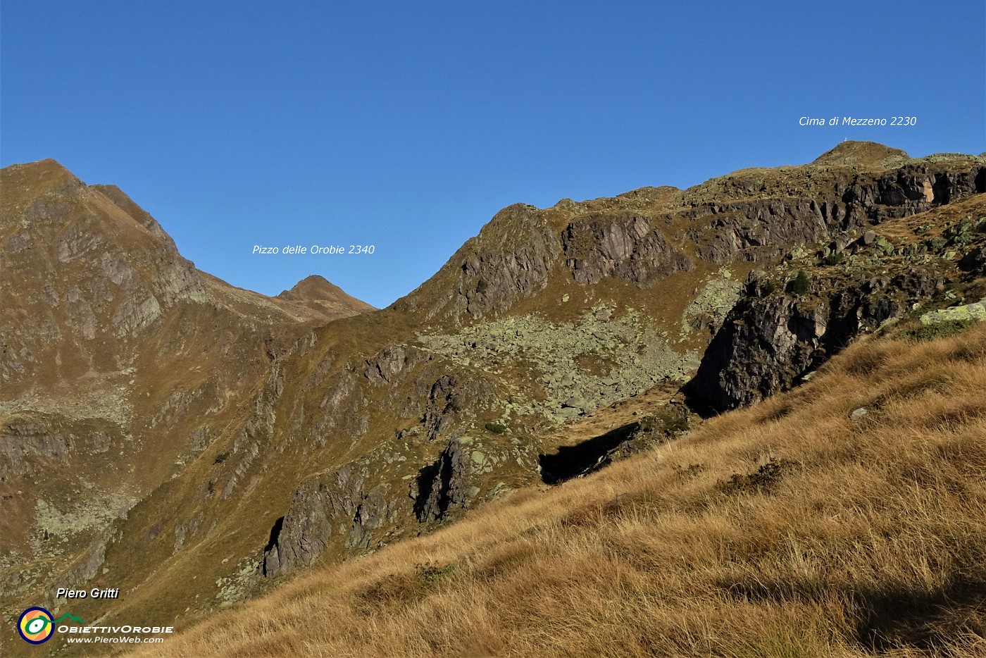 13 In alto a dx la Croce della Cima di Mezzeno (2230 m),  a sx il Pizzo delle Orobie, che saliremo....JPG -                                